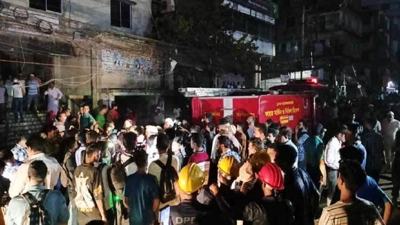 রাজধানীর হাতিরপুল কাঁচাবাজার এলাকায় অগ্নিকাণ্ডের ঘটনা ঘটেছে। ছবি : সংগৃহীত