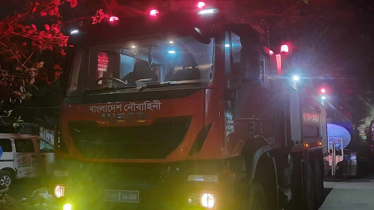 হাতিরপুলে ছয় তলা ভবনের আগুন নিয়ন্ত্রণে ফায়ার সার্ভিসের সঙ্গে যুক্ত হয়েছে নৌবাহিনী। ছবি : সংগৃহীত