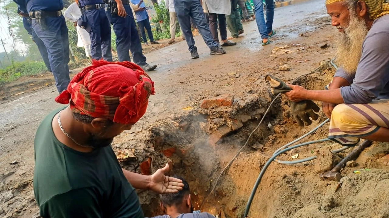 মুন্সীগঞ্জের গজারিয়ায় অবৈধ গ্যাস সংযোগ বিচ্ছিন্নের অভিযান। ছবি : কালবেলা