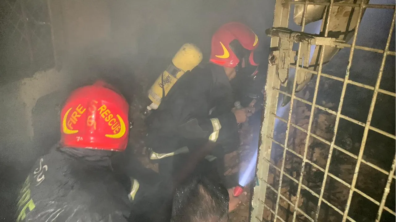 ঢাকার পাটুয়াটুলি ঘি পট্টি এলাকার একটি প্রেসে আগুন নিয়ন্ত্রণের চেষ্টা ফায়ার সার্ভিস সদস্যদের। ছবি : সংগৃহীত