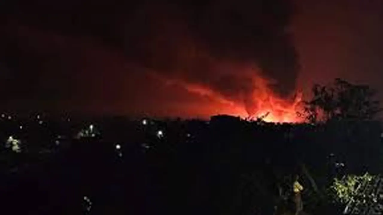 টেকনাফে রোহিঙ্গা ক্যাম্পে আগুন। পুরোনো ছবি