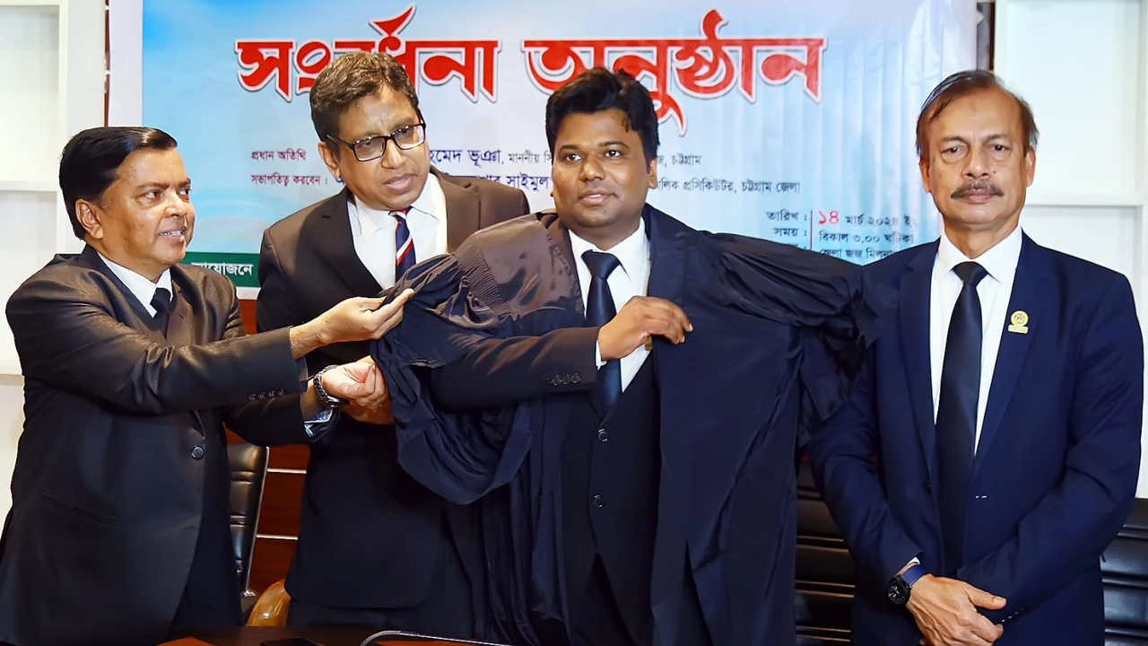 কৃষ্ণ চন্দ্র দাশকে গাউন পরিয়ে দেন চট্টগ্রাম জেলা ও দায়রা জজ ড. আজিজ আহমেদ ভূঁইয়াসহ অতিথিরা। ছবি : কালবেলা