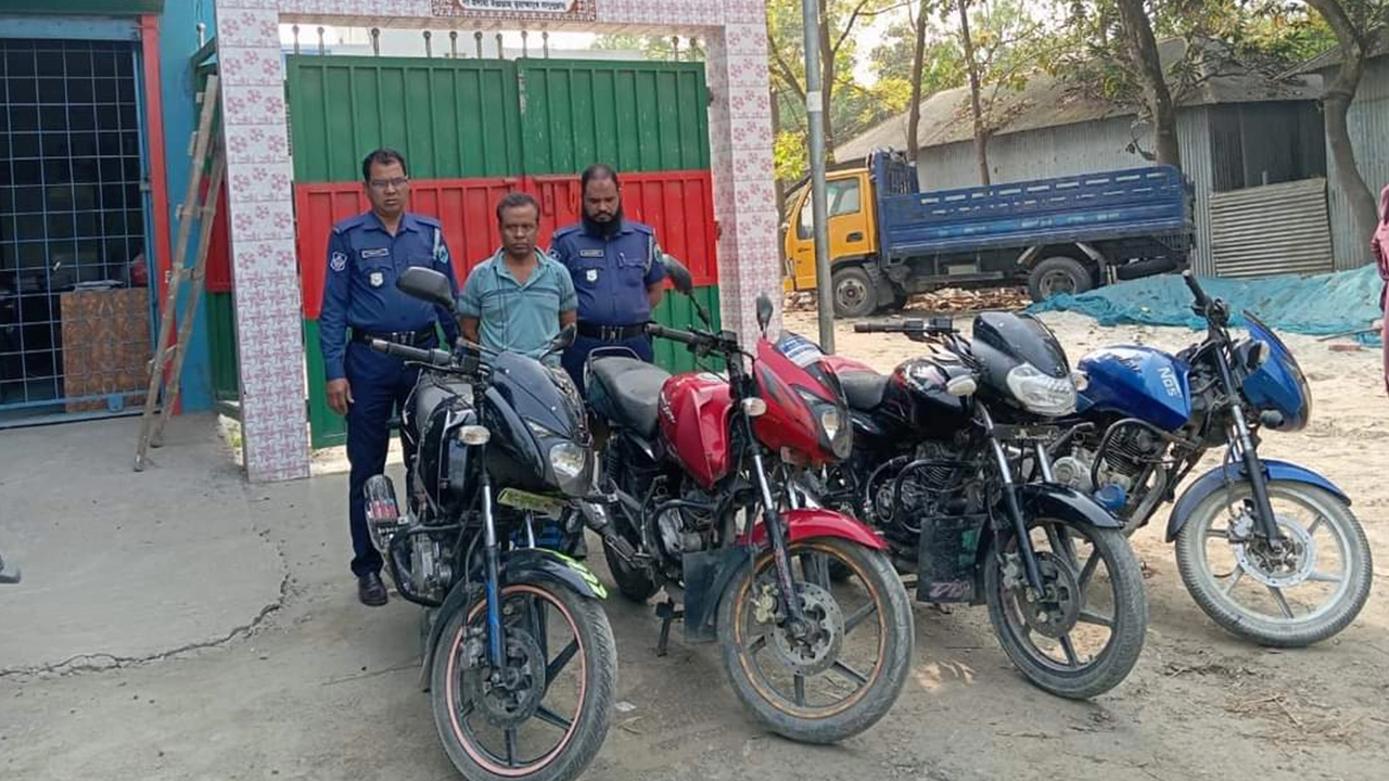 উদ্ধার হওয়া মোটরসাইকেল ও গ্রেপ্তার ব্যক্তি। ছবি : কালবেলা