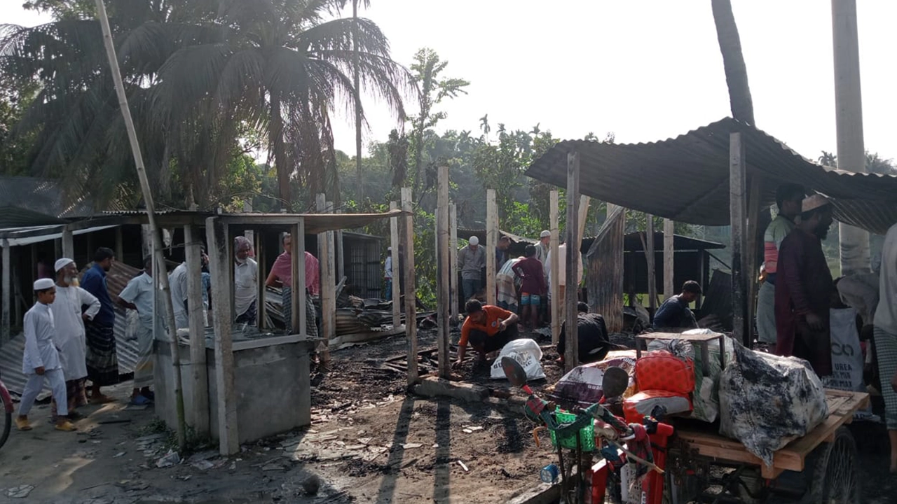আগুনে পুড়ে গেছে সল্লা বাসস্ট্যান্ড এলাকার কয়েকটি দোকান। ছবি : কালবেলা