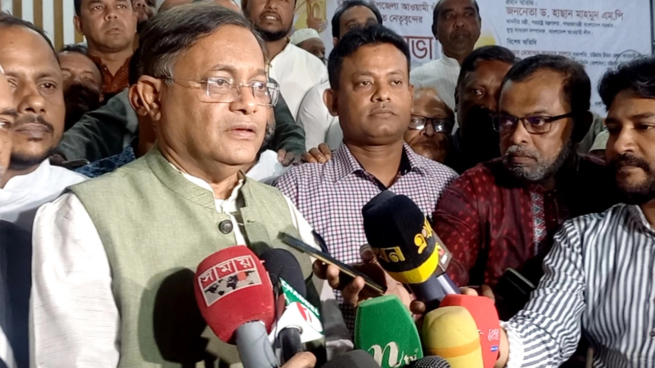 সাংবাদিকদের সঙ্গে আলাপকালে পররাষ্ট্রমন্ত্রী ড. হাছান মাহমুদ। ছবি : কালবেলা