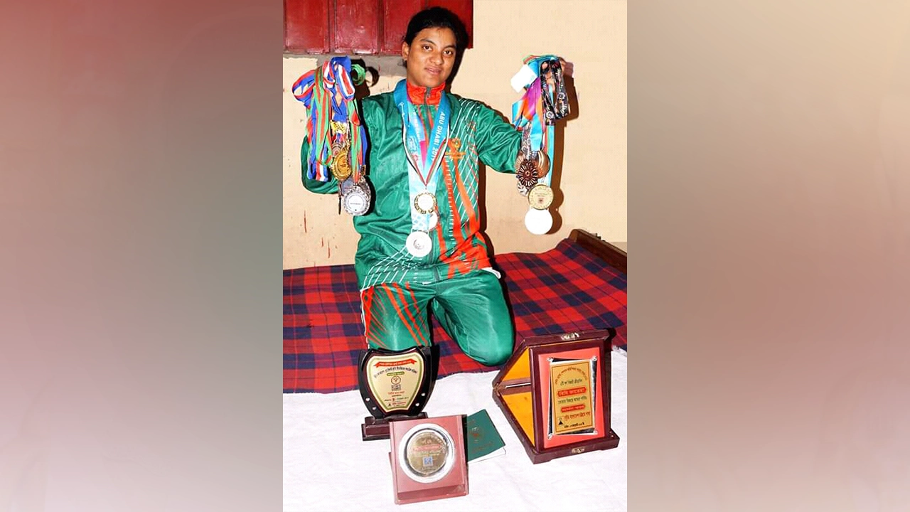 স্পেশাল অলিম্পিকে গোল্ড মেডেল জয়ী ফাতিমা। ছবি : কালবেলা