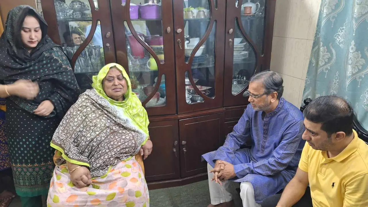 নবী উল্লাহ নবীর বাসায় ঢাকা মহানগর দক্ষিণ বিএনপির আহ্বায়ক বীর মুক্তিযোদ্ধা আব্দুস সালাম। ছবি : সংগৃহীত