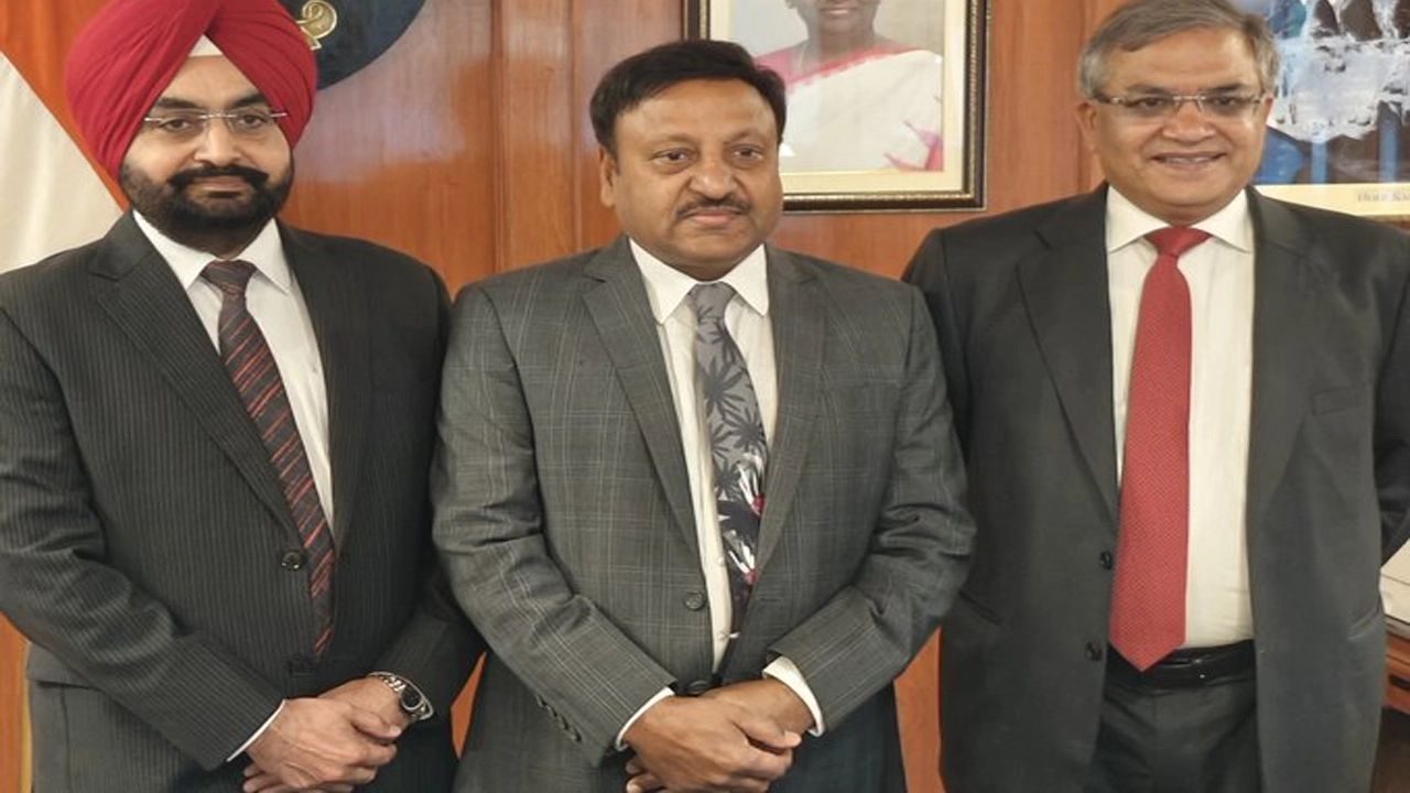 ভারতের প্রধান নির্বাচন কমিশনারসহ অন্যান্য কর্মকর্তারা। ছবি : সংগৃহীত