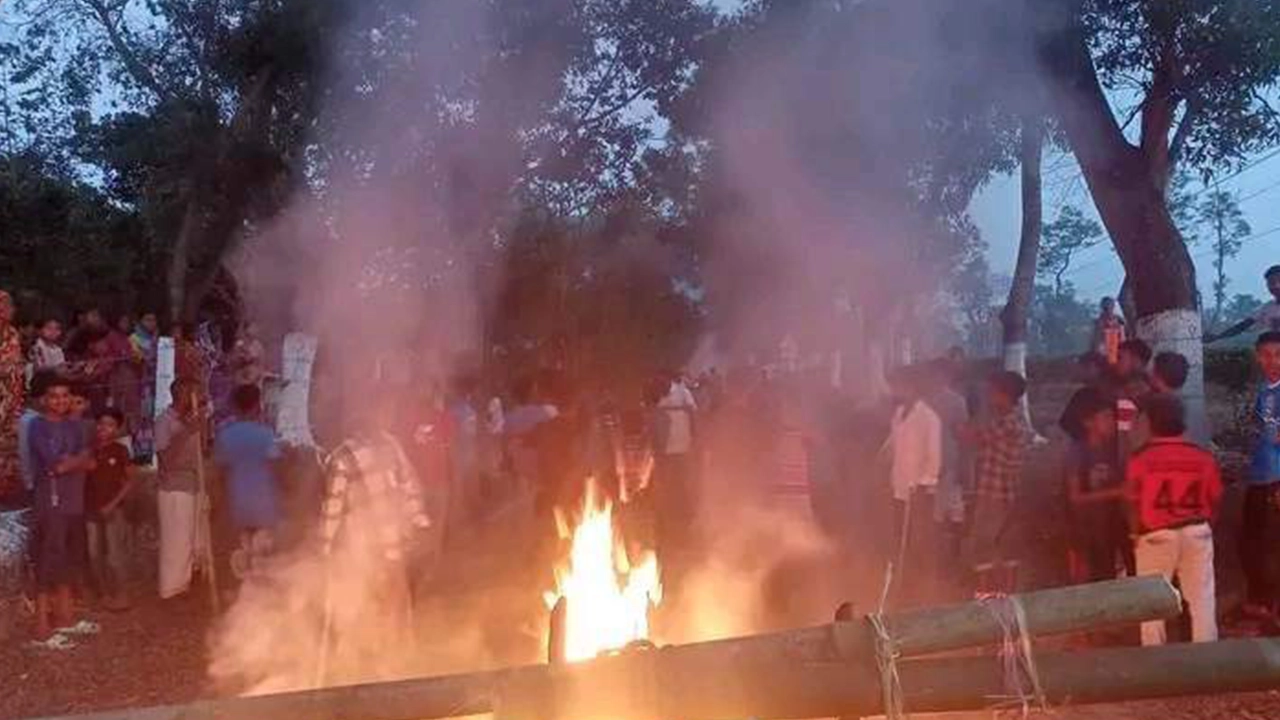 মৌলভীবাজারের কমলগঞ্জে সড়ক দুর্ঘটনায় চা শ্রমিকের মৃত্যুর ঘটনায় সড়ক অবরোধ। ছবি : কালবেলা