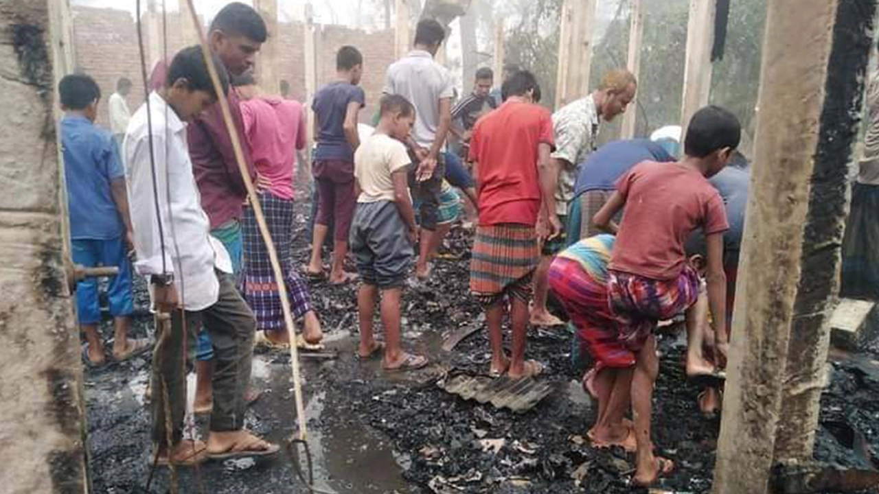 বলিরপোল বাজারে আগুন নেভানোর পর স্থানীয়রা। ছবি : কালবেলা