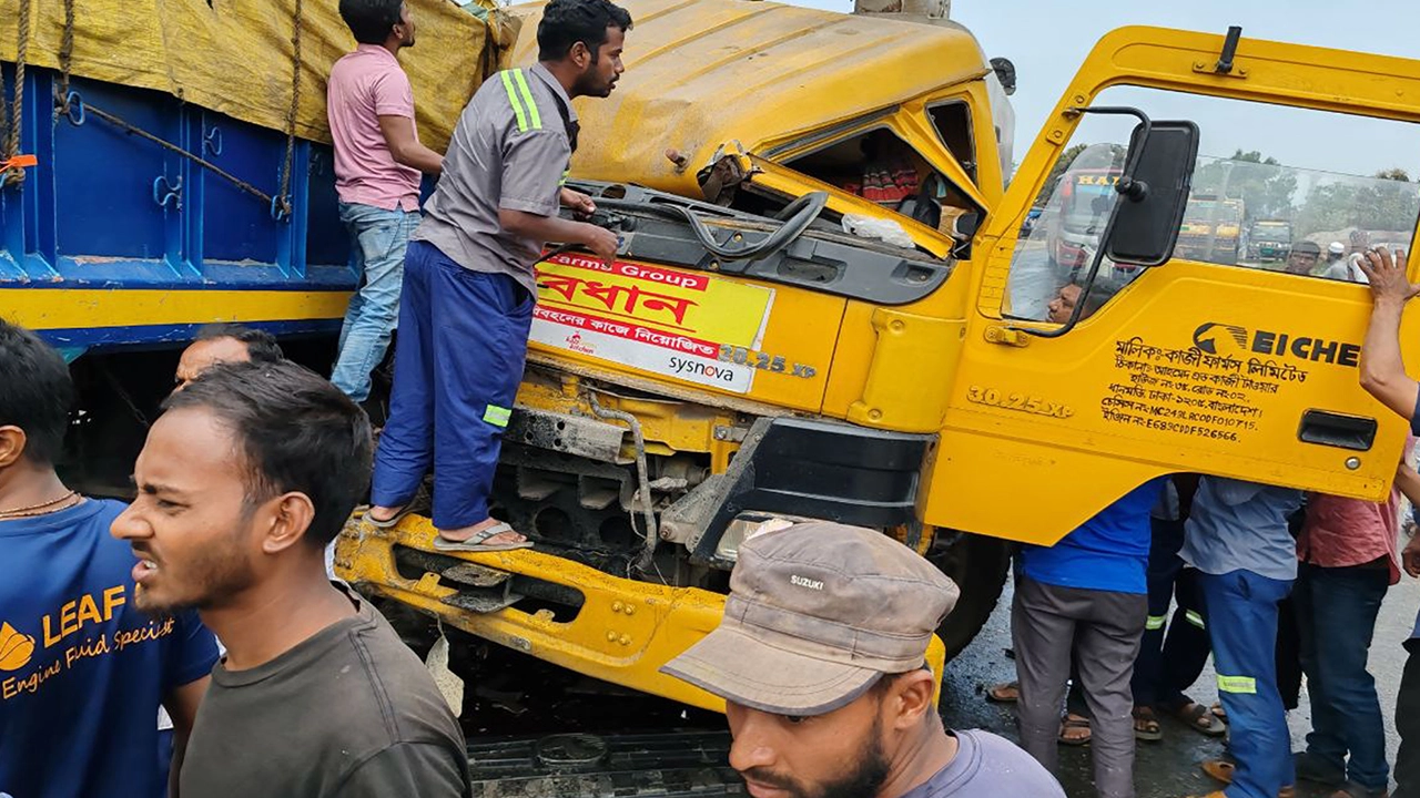 দুর্ঘটনাকবলিত ট্রাক ও কাভার্ডভ্যানে স্থানীয়দের উদ্ধার তৎপরতা। ছবি : কালবেলা