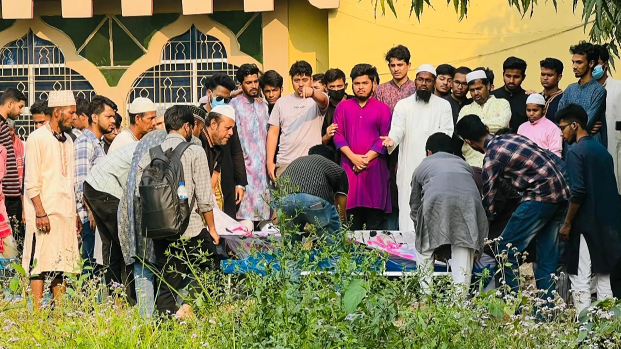 আনুষ্ঠানিকতা শেষে কুমিল্লায় বাবার কবরের পাশে অবন্তিকাকে দাফন করা হয়। ছবি : কালবেলা