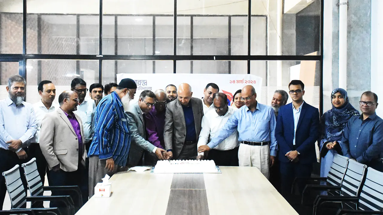 বরেন্দ্র বিশ্ববিদ্যালয়ের বোর্ড রুমে কেক কেটে প্রতিষ্ঠার ১ যুগ উদযাপন করা হয়। ছবি : সৌজন্য