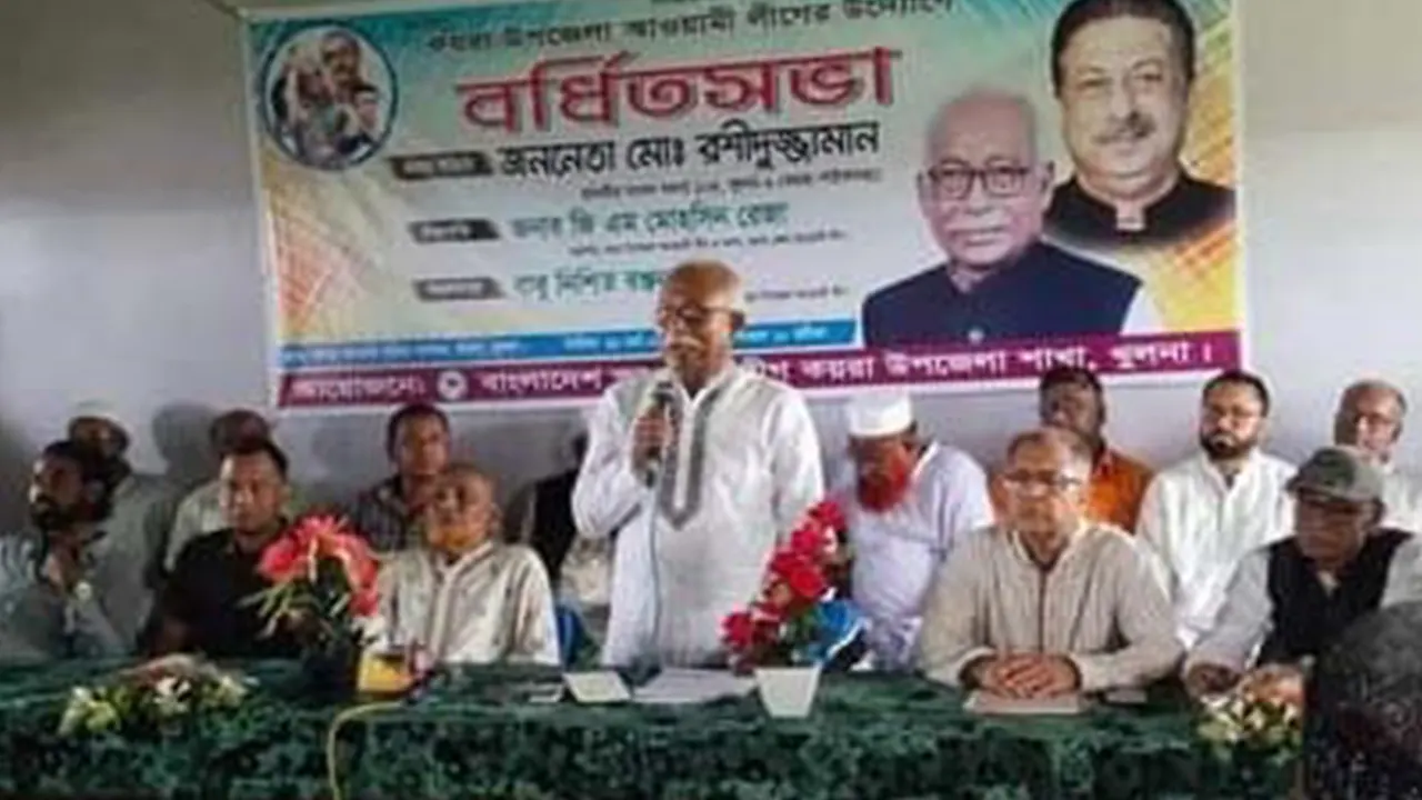 কয়রায় উপজেলা আ.লীগের বর্ধিত সভায় অতিথিবৃন্দ। ছবি : কালবেলা
