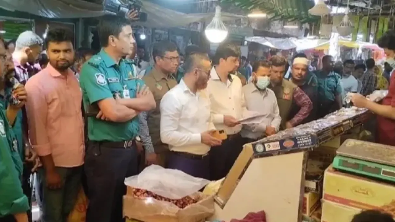 রংপুরে তিন খেজুর ব্যবসায়ীকে ভোক্তা অধিকারের জরিমানা। ছবি : সংগৃহীত