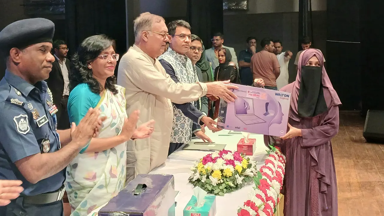 প্রশিক্ষণার্থী নারীর হাতে ল্যাপটপ তুলে দিচ্ছেন কৃষিমন্ত্রী ড. মো. আব্দুস শহীদ। ছবি : কালবেলা