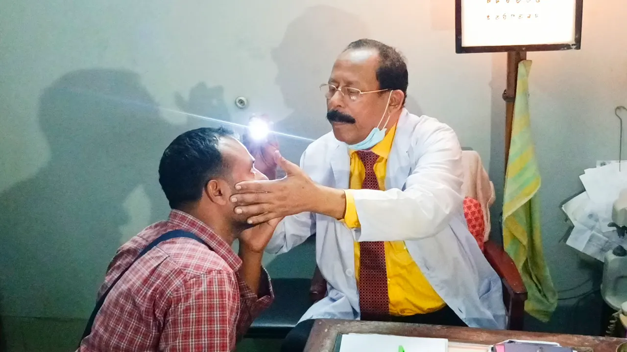 রোগী দেখছেন স্বাধীনতা পদকে ভূষিত ডা. হরিশংকর দাশ। ছবি : কালবেলা