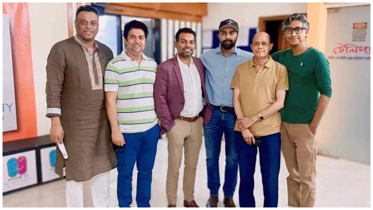 টেলিপ্যাব এবং অভিনয় শিল্পী সংঘের সঙ্গে অভিনেতা অপূর্ব। ছবি : সংগৃহীত