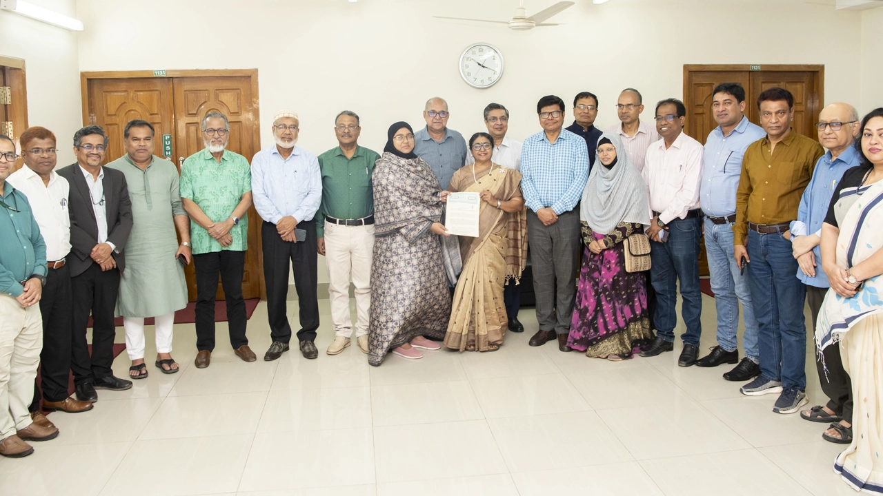 চুক্তি স্বাক্ষর অনুষ্ঠানে পিকেএসএফ ও ১৮ এনজিওর প্রতিনিধিরা। ছবি : কালবেলা