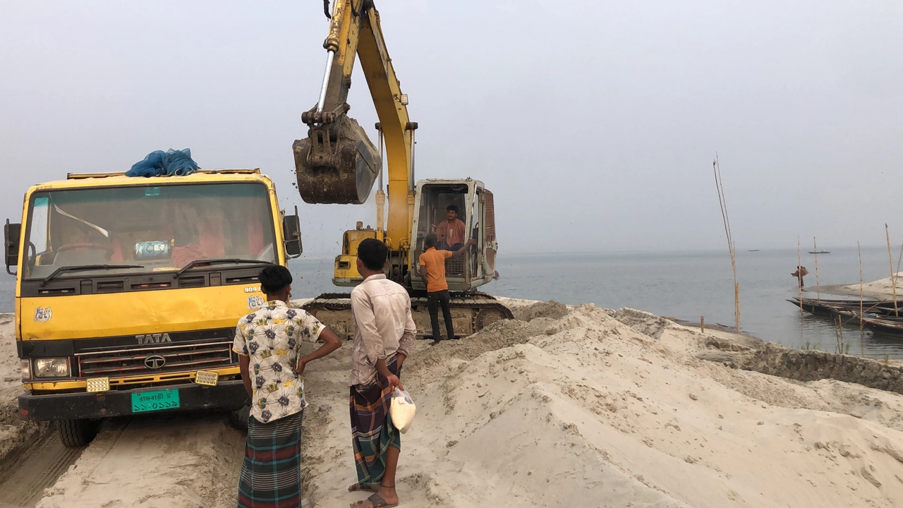 দৌলতদিয়া ফেরিঘাটের পাশ থেকে বালু উত্তোলন। ছবি : কালবেলা