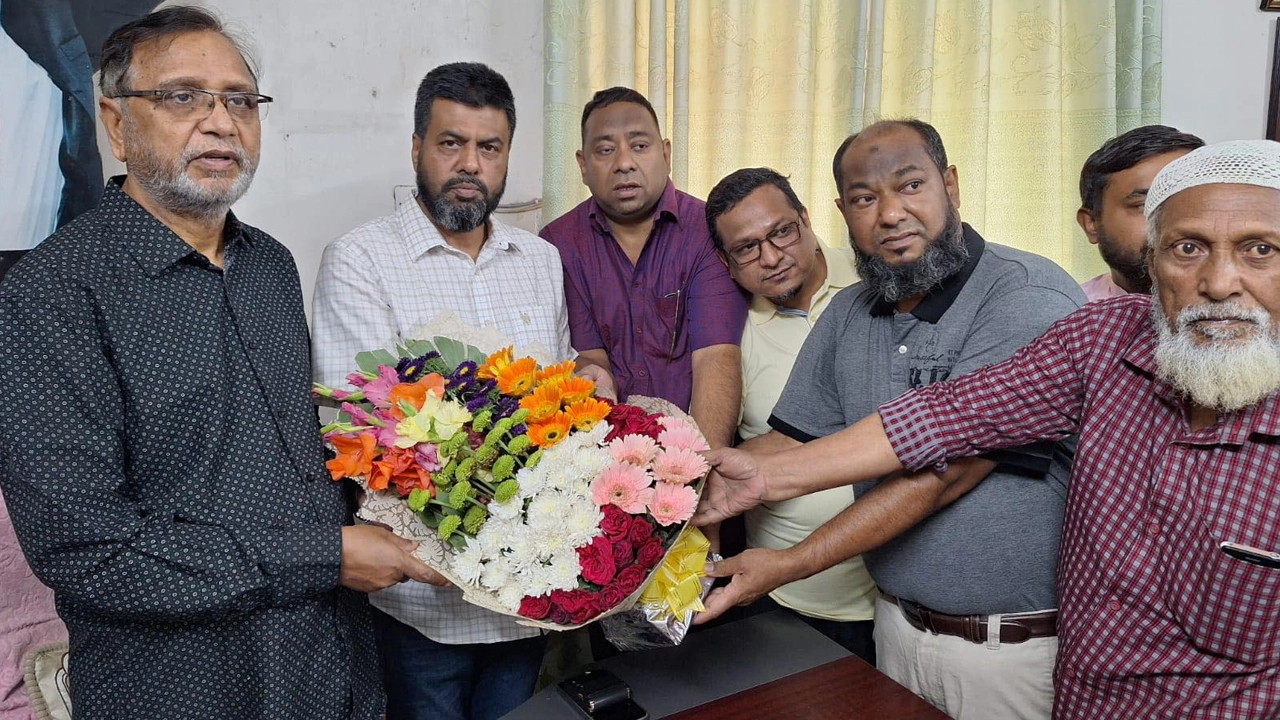 সদ্য কারামুক্ত বংশাল থানা বিএনপির নেতাকর্মীদের ফুলেল শুভেচ্ছা জানান আবদুস সালাম। ছবি : সংগৃহীত