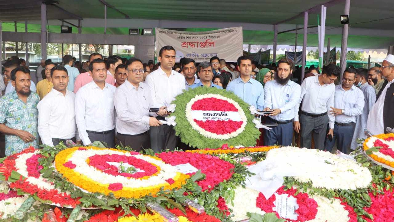 ধানমন্ডি ৩২ নম্বরে বঙ্গবন্ধু স্মৃতি জাদুঘরের সামনে বঙ্গবন্ধুর প্রতিকৃতিতে পুষ্পস্তবক অর্পণ করেন জেলা প্রশাসক আনিসুর রহমান। ছবি : সংগৃহীত
