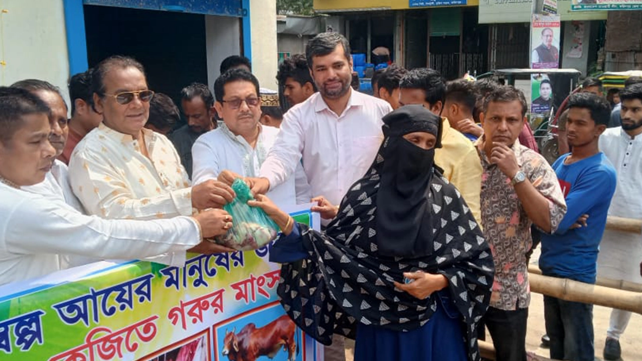টাকা দিয়ে মহাসড়কের ডিভাইডার পার, ভিডিও ভাইরাল
