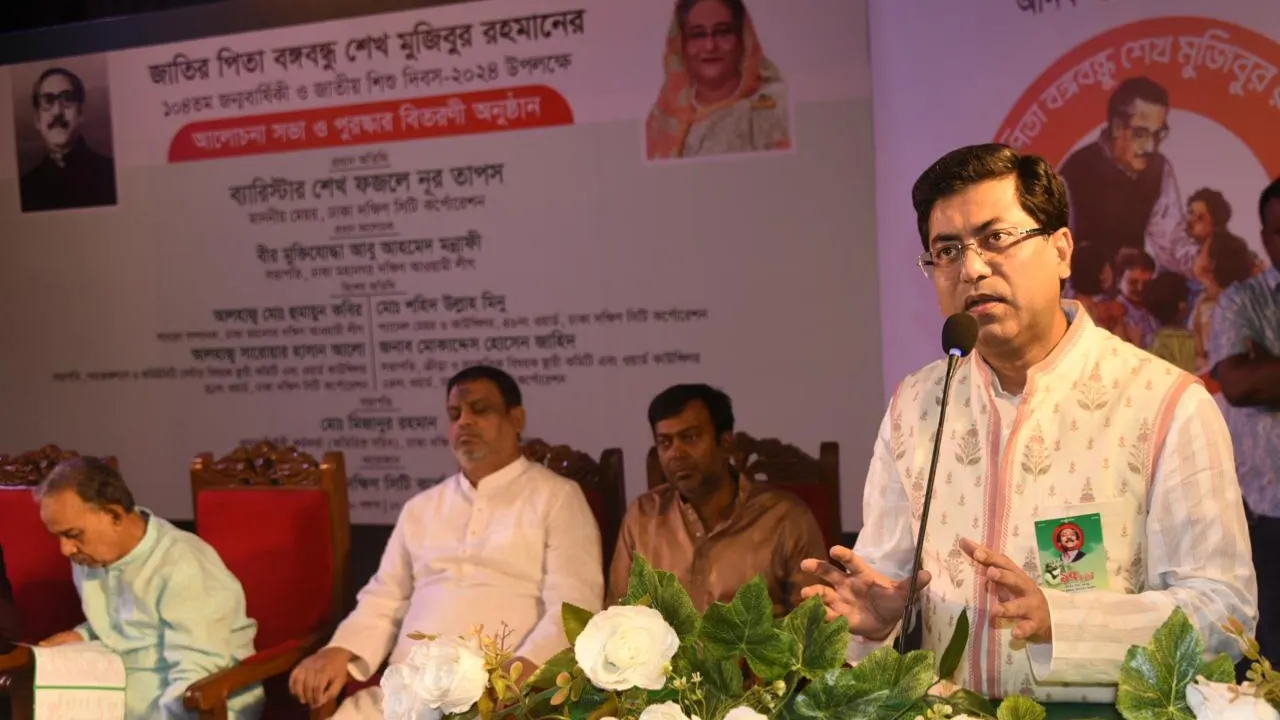 বঙ্গবন্ধু শেখ মুজিবুর রহমানের ১০৪তম জন্মবার্ষিকী ও জাতীয় শিশু দিবস-২০২৪ উদযাপন উপলক্ষে ডিএসসিসির আলোচনা সভায় বক্তব্য দেন মেয়র ব্যারিস্টার শেখ ফজলে নূর তাপস। ছবি : কালবেলা
