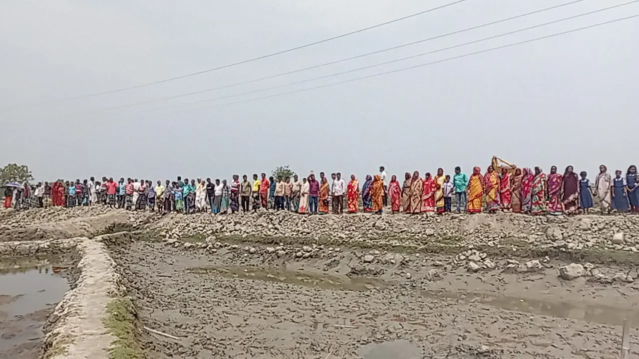 টেকসই নদী রক্ষা বাঁধ ও রাস্তার দাবিতে গ্রামবাসীর মানববন্ধন। ছবি : কালবেলা