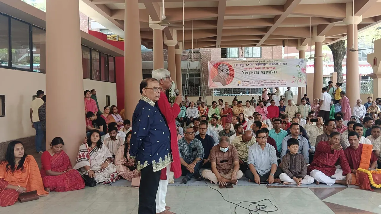 ঢাকেশ্বরী মন্দিরে বঙ্গবন্ধুকে নিয়ে বিশেষ প্রার্থনা সভা অনুষ্ঠিত হয়। ছবি : কালবেলা