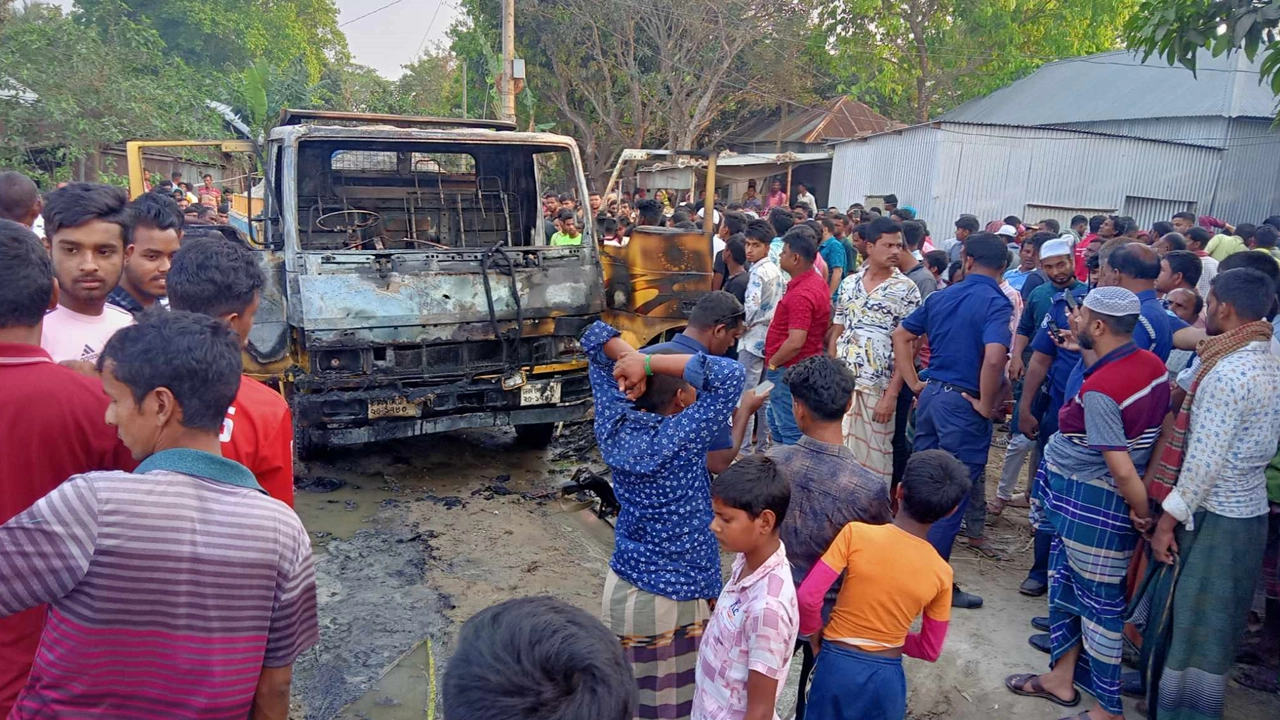 ট্রাকচাপায় শিশু নিহতের ঘটনায় গাড়িতে আগুন দিয়েছে এলাকাবাসী। ছবি : কালবেলা