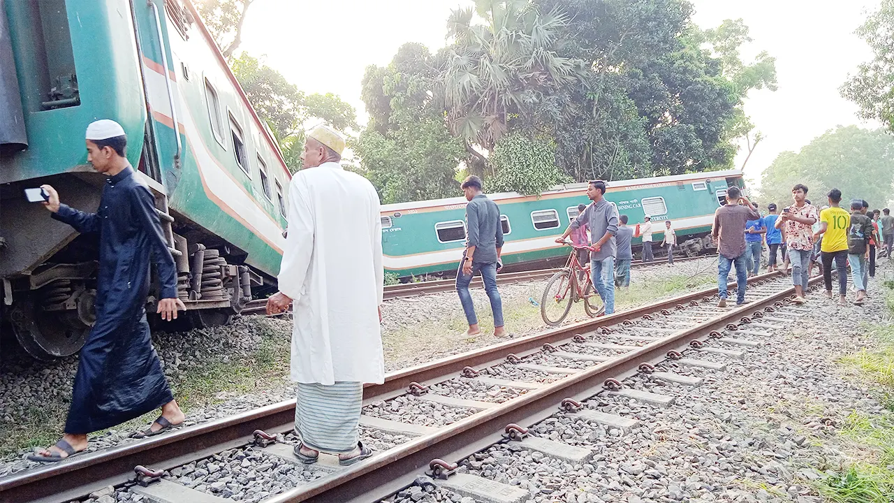 আন্তঃনগর বিজয় এক্সপ্রেস ট্রেনটি কুমিল্লার নাঙ্গলকোটের কাছাকাছি এসে ৯টি বগি লাইনচ্যুত হয়। ছবি : কালবেলা