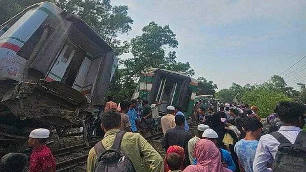 ‘বিজয় এক্সপ্রেস’ ট্রেনের ৯টি বগি লাইনচ্যুত হয়েছে। ছবি : সংগৃহীত