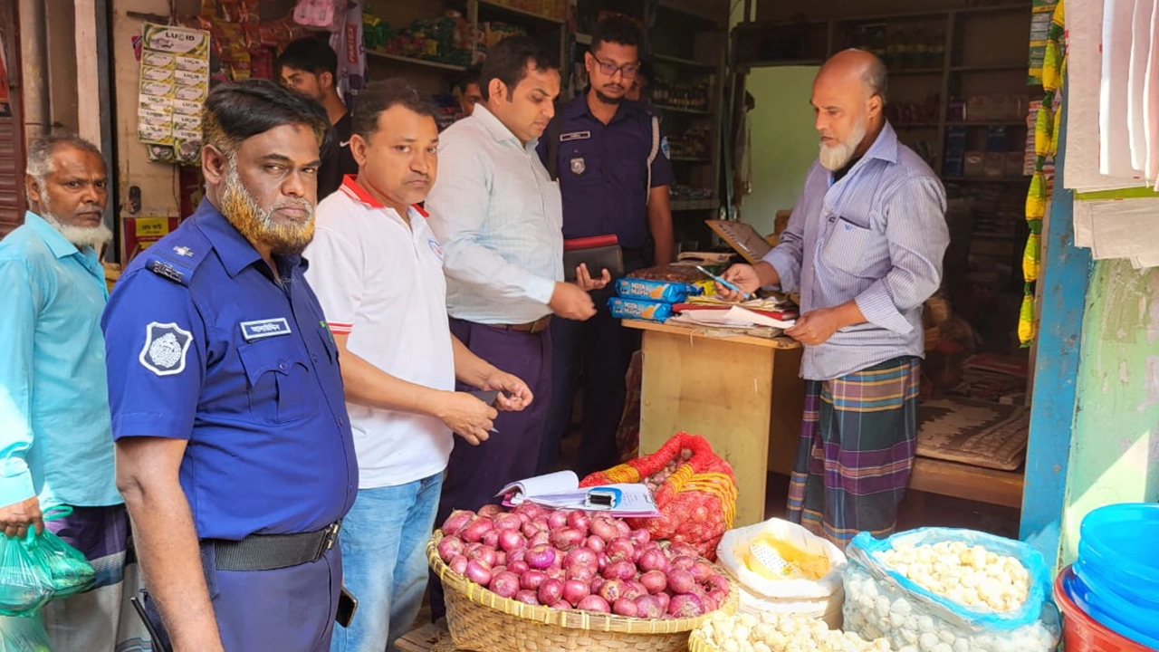 নোয়াখালী চাটখিল উপজেলার পৌরবাজারে ভ্রাম্যমাণ আদালতের অভিযান। ছবি : কালবেলা