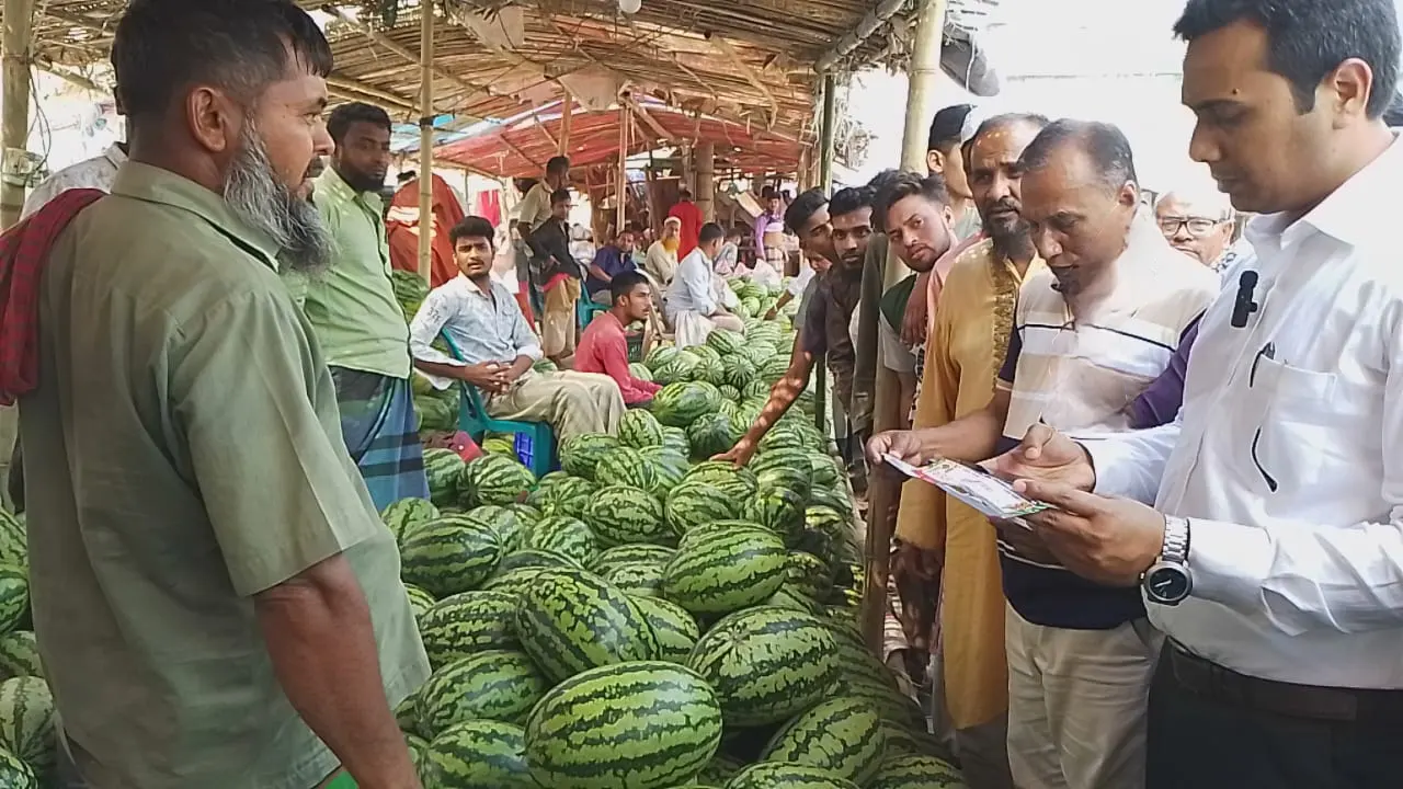 শরীয়তপুরে ফলের বাজারে অভিযান পরিচালনা করেন জাতীয় ভোক্তা অধিকার অধিদপ্তর। ছবি : কালবেলা