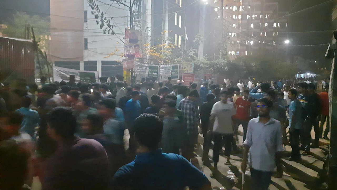 ইফতারে পচা খাবার দেওয়াকে কেন্দ্র করে এলাকাবাসীর সঙ্গে শিক্ষার্থীদের সংঘর্ষ। ছবি : কালবেলা