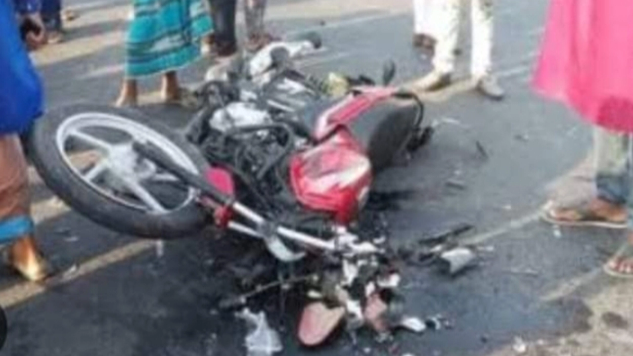 দুমড়েমুচড়ে যাওয়া মোটরসাইকেল। ছবি : কালবেলা