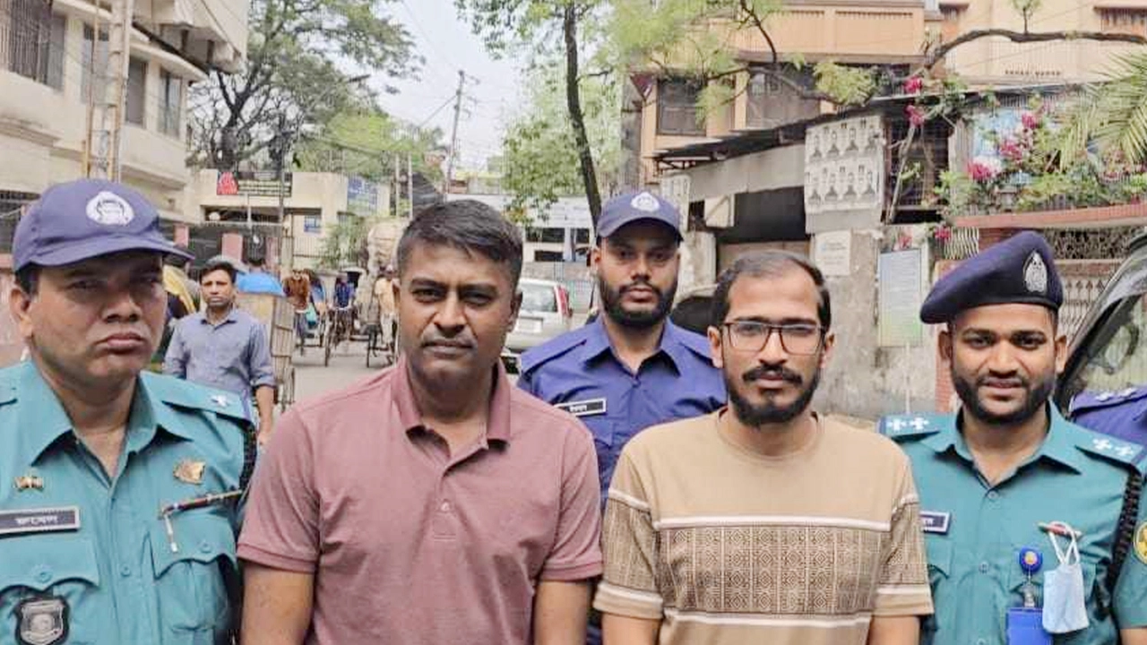 গ্রেপ্তার শিক্ষক দ্বীন ইসলাম ও ছাত্র আম্মান সিদ্দিকী। ছবি : সংগৃহীত