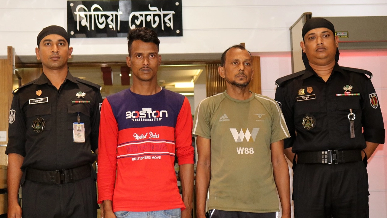 র‌্যাবের হাতে গ্রেপ্তার হওয়া দুজন। ছবি : কালবেলা