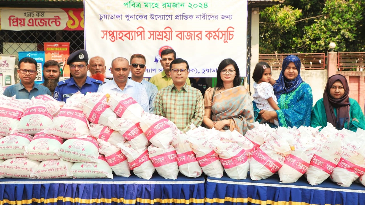 প্রান্তিক নারীদের জন্য সাশ্রয়ী মূল্যে বাজার কর্মসূচির উদ্যোগ চুয়াডাঙ্গা জেলার পুনাক। ছবি : কালবেলা