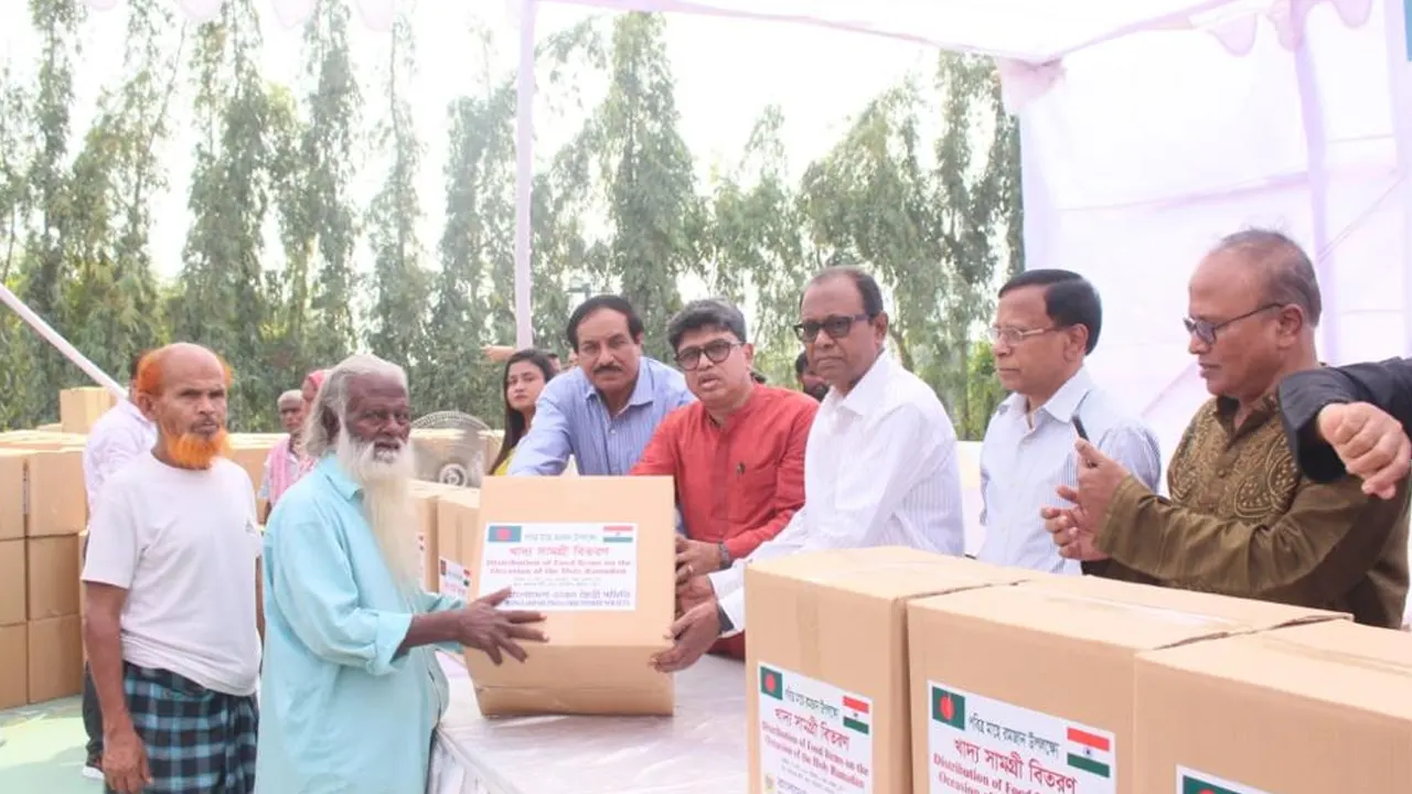 গরিব ও দুস্থদের মাঝে খাদ্যসামগ্রী বিতরণ করে বাংলাদেশ-ভারত মৈত্রী সমিতির নেতৃবৃন্দ। ছবি : কালবেলা