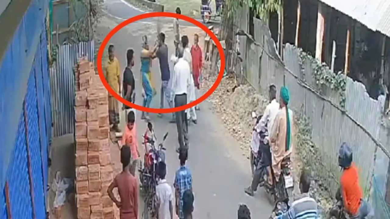 চাঁদা দাবি করা অভিযুক্ত বদরুল আলম শিপলু তার দলবল নিয়ে আমির-ডলি দম্পতির ওপর চড়াও হয়। সিসিটিভি ফুটেজ থেকে নেওয়া ছবি।