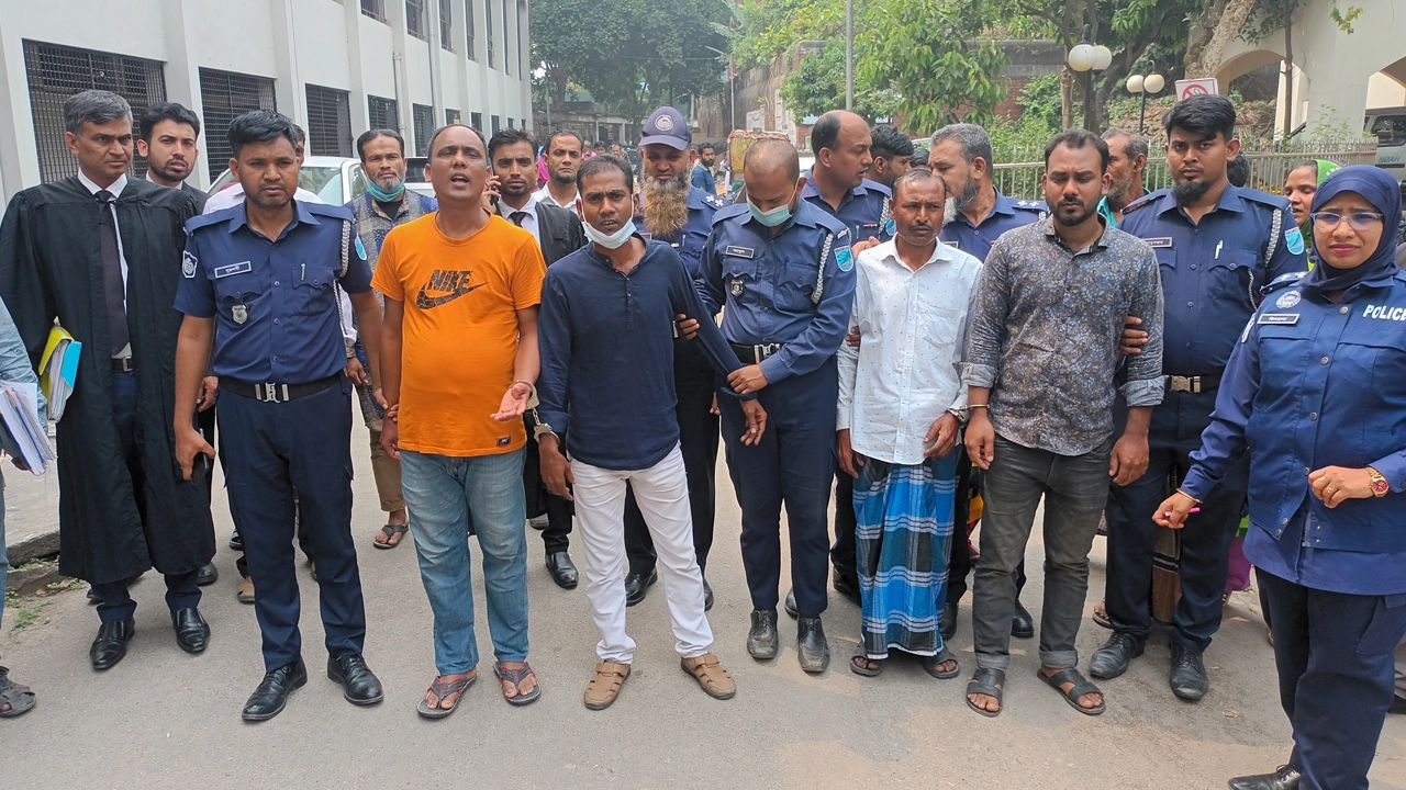 আদালত প্রাঙ্গণে যাবজ্জীবন কারাদণ্ডপ্রাপ্ত আসামিরা। ছবি : কালবেলা