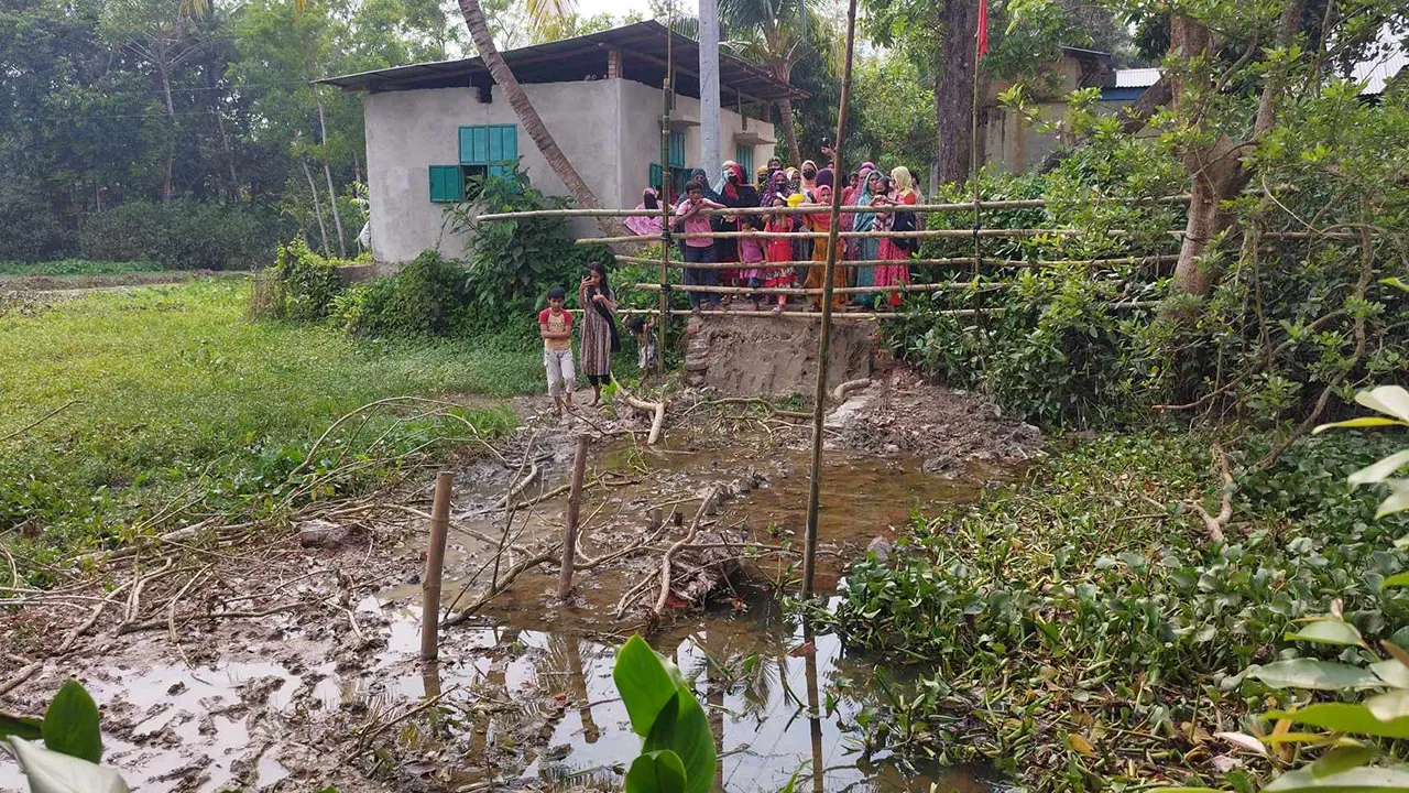 বাদামতলীতে চলাচলের রাস্তা কেটে বাঁশ ও কাঁটা দিয়ে পথ বন্ধ করেছে। ছবি : কালবেলা