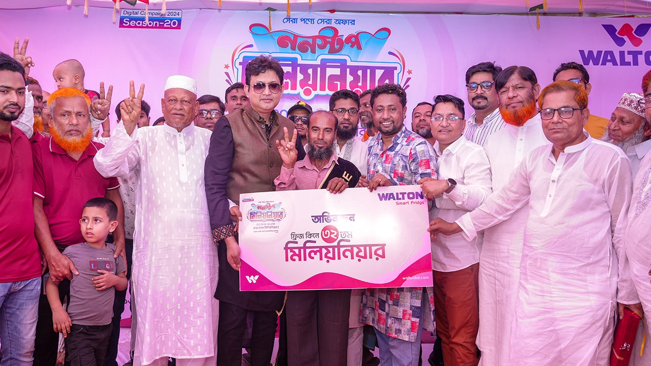 ওয়ালটন ফ্রিজের ক্রেতা হুমায়ুন সরকারের হাতে আনুষ্ঠানিকভাবে ১০ লাখ টাকার চেক তুলে দিচ্ছেন চিত্রনায়ক আমিন খানসহ অন্যান্য অতিথিরা। ছবি : সংগৃহীত
