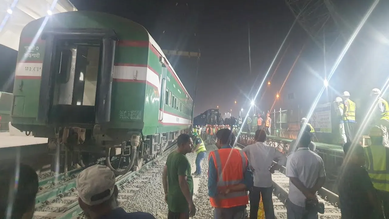 ট্রেনের উদ্ধার কাজ। ছবি : সংগৃহীত