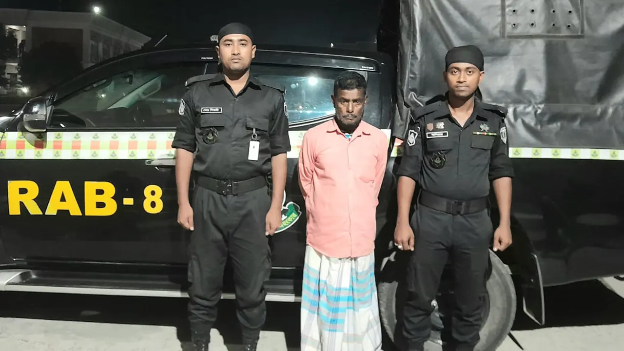 গ্রেপ্তার হওয়া নজরুল ইসলাম। ছবি : কালবেলা