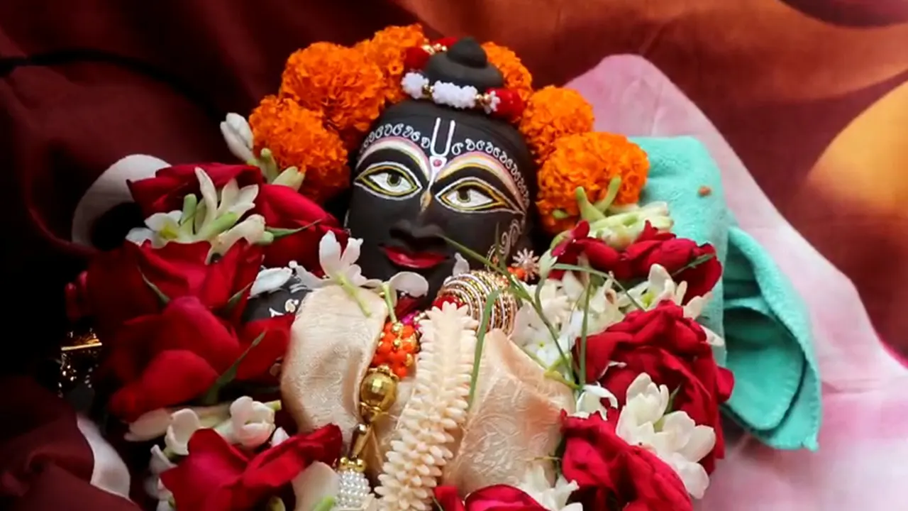 যশোরের মণিরামপুরে মাটি খুঁড়ে উদ্ধার করা হয় কৃষ্ণমূর্তি। ছবি : কালবেলা