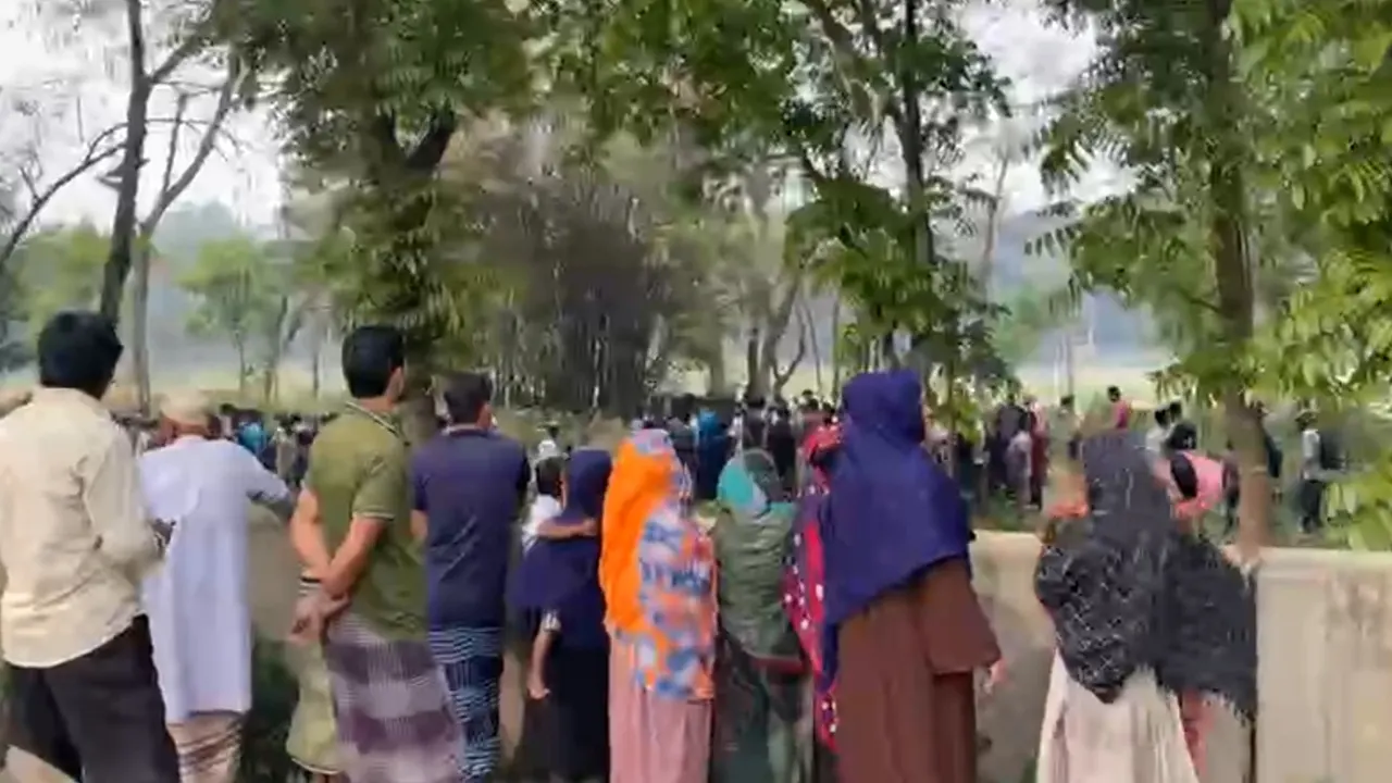 কঙ্কাল চুরির ঘটনা জানাজানি হলে সকালে স্বজনরা গোরস্থানে দেখতে ভিড় জমান। ছবি : কালবেলা