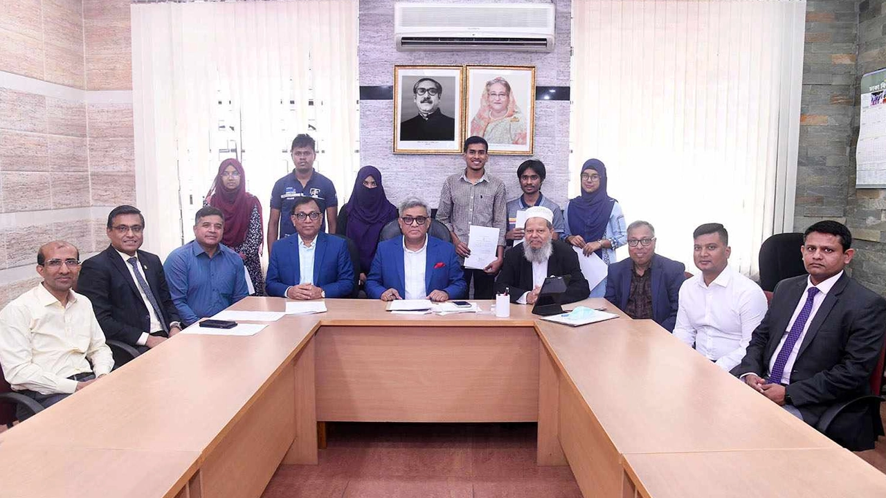 ঢাবির উপাচার্য কার্যালয় সংলগ্ন লাউঞ্জে আয়োজিত বৃত্তির চেক বিতরণ অনুষ্ঠান। ছবি : সংগৃহীত